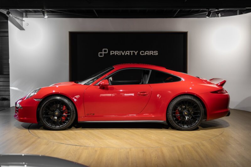 Vue latérale avec jantes noires – PORSCHE – Porsche 911 991 GTS – 2015 – Rouge Carmin – 35 900 km – 430 ch – FLAT 6 Atmo – Transmission : Sequentielle – Origine Allemagne – Privaty Cars – Dépôt-vente de voitures de sport et véhicules d’exception entre Bordeaux et Nantes