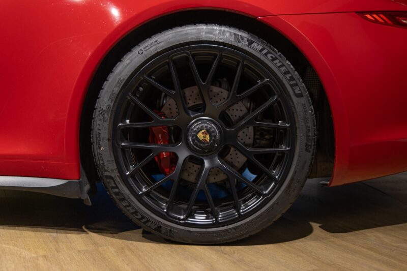 Jantes en alliage noir mat – PORSCHE – Porsche 911 991 GTS – 2015 – Rouge Carmin – 35 900 km – 430 ch – FLAT 6 Atmo – Transmission : Sequentielle – Origine Allemagne – Privaty Cars – Estimation et rachat de véhicules haut de gamme entre Bordeaux et Nantes