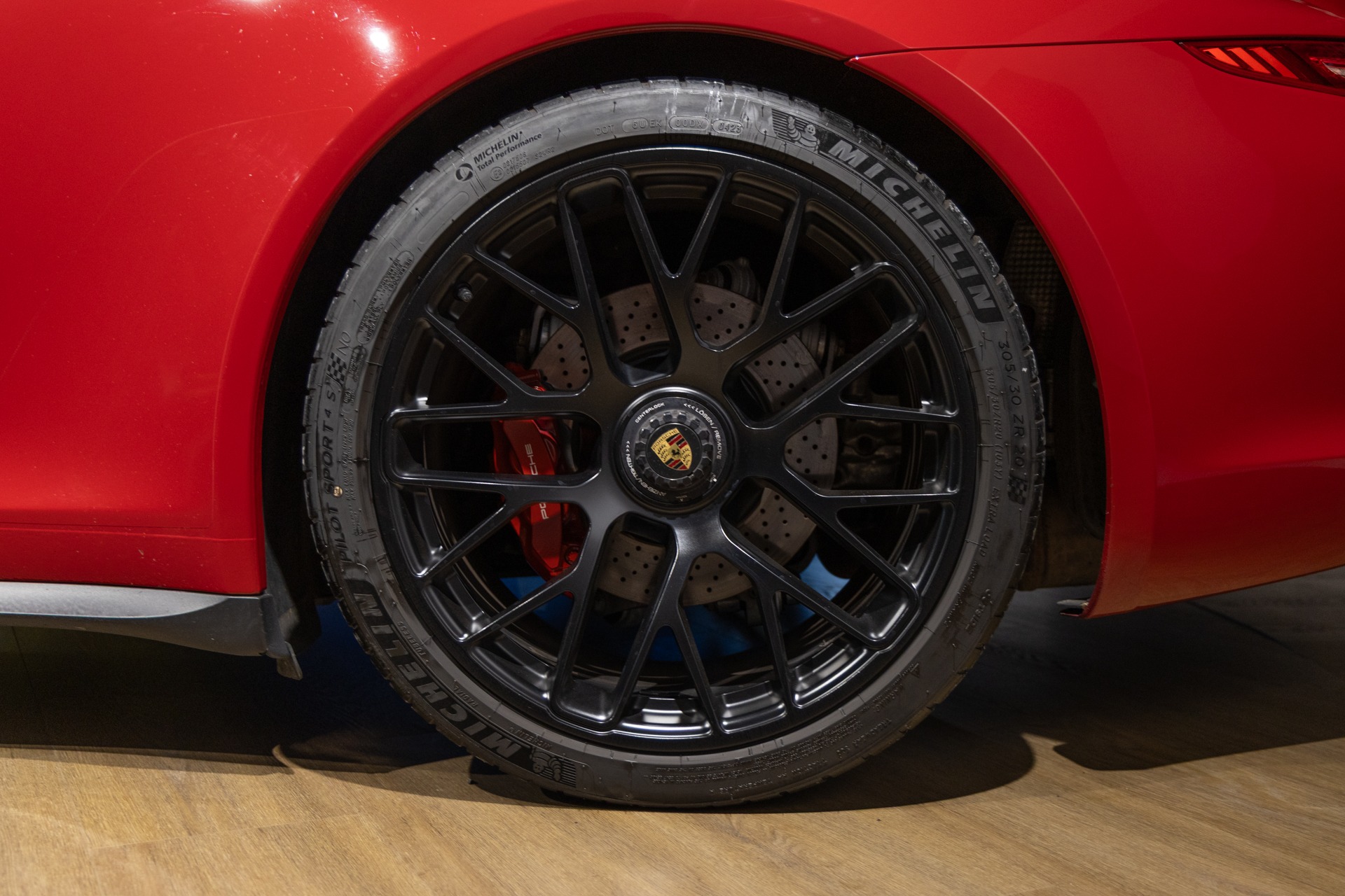 Jantes en alliage noir mat – PORSCHE – Porsche 911 991 GTS – 2015 – Rouge Carmin – 35 900 km – 430 ch – FLAT 6 Atmo – Transmission : Sequentielle – Origine Allemagne – Privaty Cars – Estimation et rachat de véhicules haut de gamme entre Bordeaux et Nantes