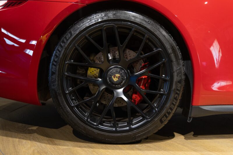 Jantes – PORSCHE – Porsche 911 991 GTS – 2015 – Rouge Carmin – 35 900 km – 430 ch – FLAT 6 Atmo – Transmission : Sequentielle – Origine Allemagne – Privaty Cars – Recherche personnalisée de modèles PORSCHE proche de Bordeaux