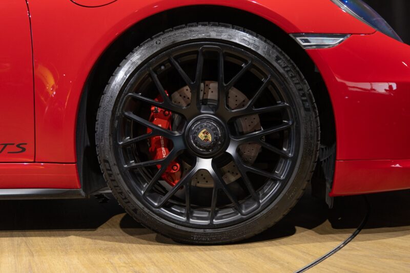 Jantes – PORSCHE – Porsche 911 991 GTS – 2015 – Rouge Carmin – 35 900 km – 430 ch – FLAT 6 Atmo – Transmission : Sequentielle – Origine Allemagne – Privaty Cars – Dépôt-vente de voitures de sport et véhicules d’exception à La Rochelle