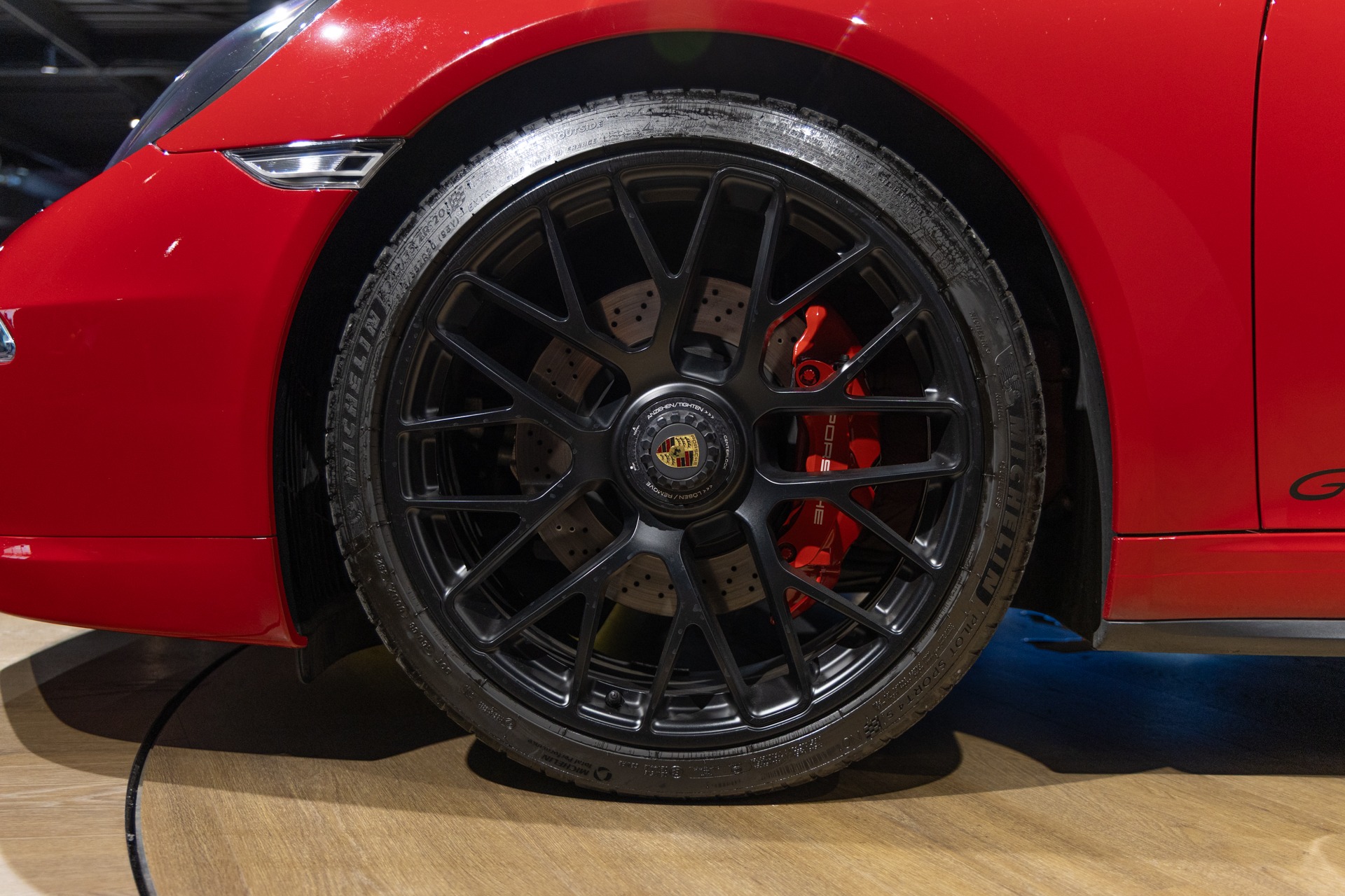 Jantes – PORSCHE – Porsche 911 991 GTS – 2015 – Rouge Carmin – 35 900 km – 430 ch – FLAT 6 Atmo – Transmission : Sequentielle – Origine Allemagne – Privaty Cars – Expert des sportives d’occasion haut de gamme près de Poitiers