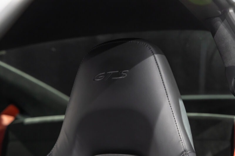 Sièges baquets en cuir – PORSCHE – Porsche 911 991 GTS – 2015 – Rouge Carmin – 35 900 km – 430 ch – FLAT 6 Atmo – Transmission : Sequentielle – Origine Allemagne – Privaty Cars – Vente de voitures de sport d’occasion dans l’Ouest de la France