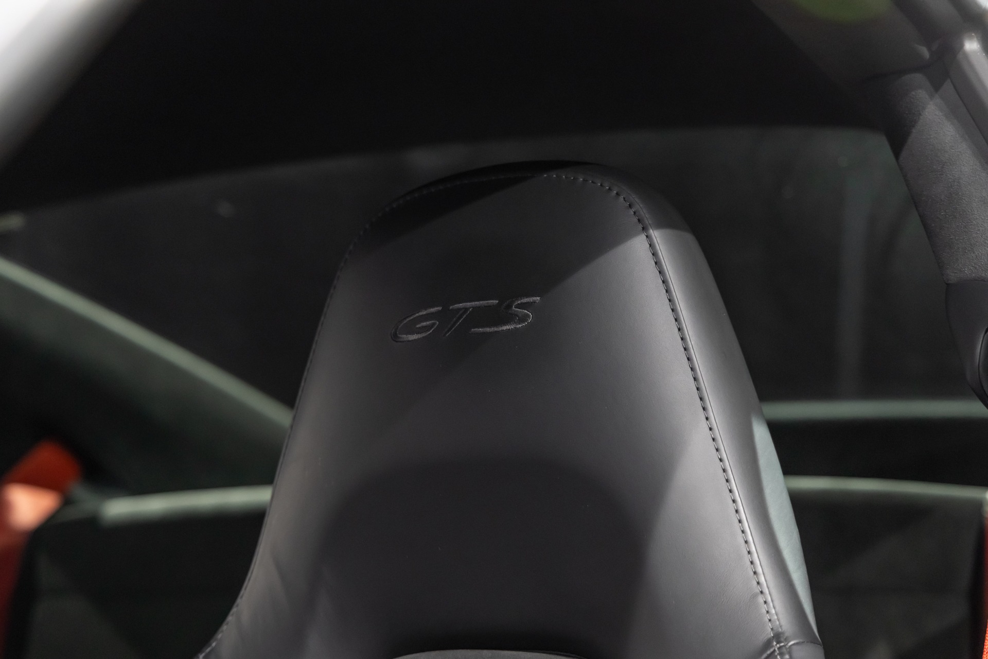 Sièges baquets en cuir – PORSCHE – Porsche 911 991 GTS – 2015 – Rouge Carmin – 35 900 km – 430 ch – FLAT 6 Atmo – Transmission : Sequentielle – Origine Allemagne – Privaty Cars – Vente de voitures de sport d’occasion dans l’Ouest de la France