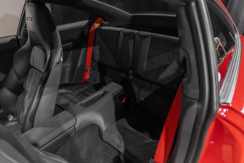 Sièges – PORSCHE – Porsche 911 991 GTS – 2015 – Rouge Carmin – 35 900 km – 430 ch – FLAT 6 Atmo – Transmission : Sequentielle – Origine Allemagne – Privaty Cars – Achat et vente de voitures de sport d’occasion à 2 heures de Paris en TGV