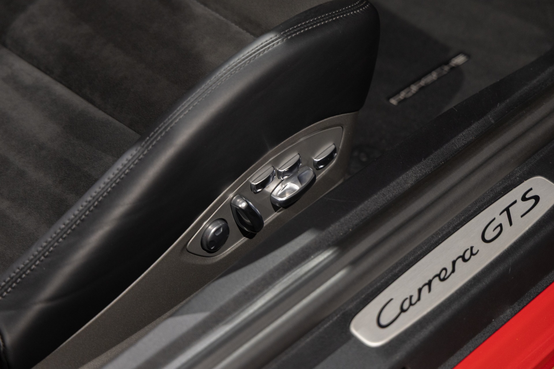 Sièges – PORSCHE – Porsche 911 991 GTS – 2015 – Rouge Carmin – 35 900 km – 430 ch – FLAT 6 Atmo – Transmission : Sequentielle – Origine Allemagne – Privaty Cars – Service de courtage et recherche automobile premium à 2 heures de Paris en TGV