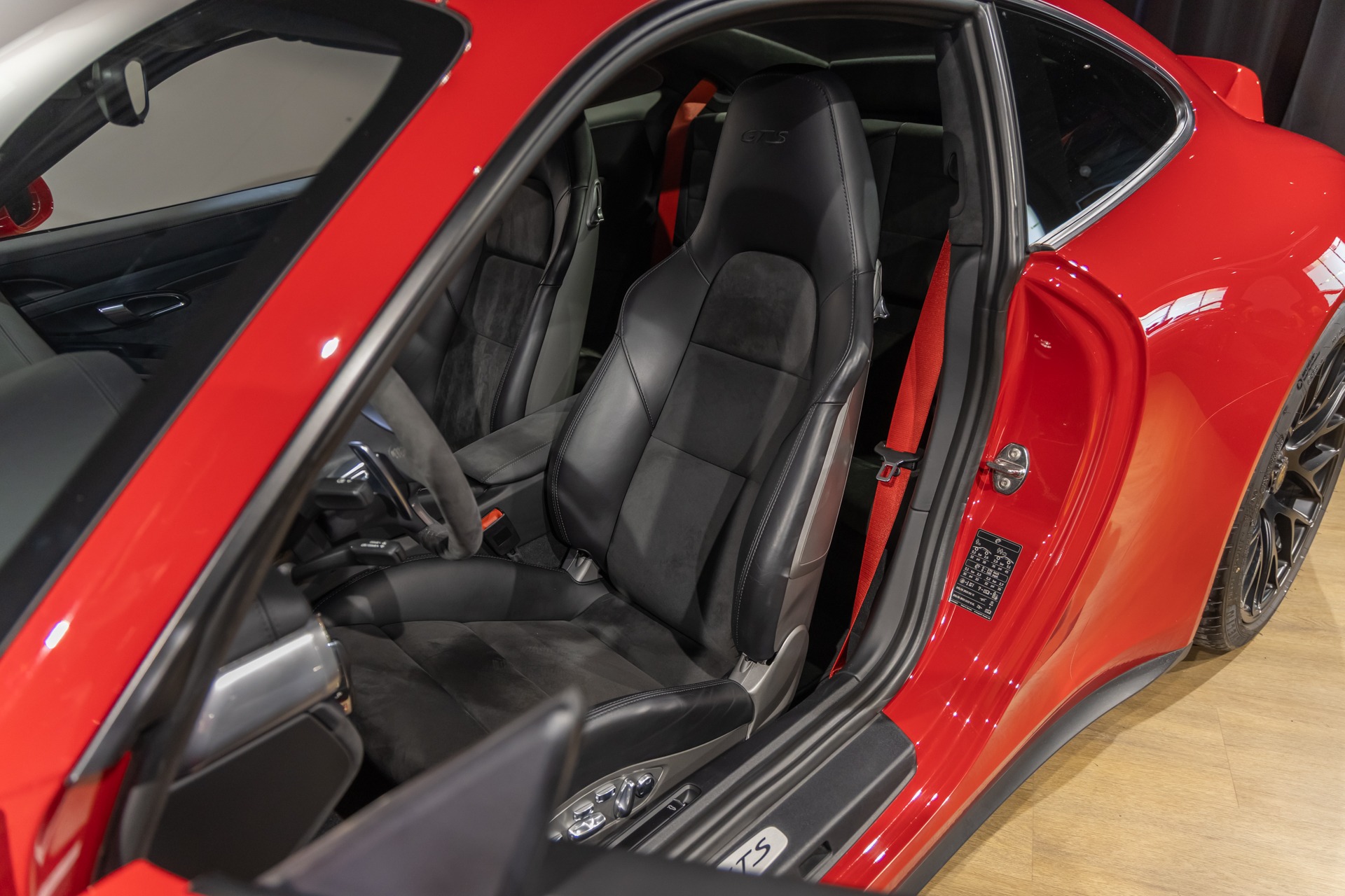 Sièges – PORSCHE – Porsche 911 991 GTS – 2015 – Rouge Carmin – 35 900 km – 430 ch – FLAT 6 Atmo – Transmission : Sequentielle – Origine Allemagne – Privaty Cars – Spécialiste des voitures de sport d’occasion dans l’Ouest de la France