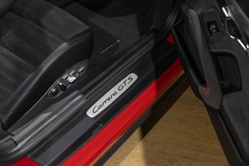 Seuil de porte avec inscription – PORSCHE – Porsche 911 991 GTS – 2015 – Rouge Carmin – 35 900 km – 430 ch – FLAT 6 Atmo – Transmission : Sequentielle – Origine Allemagne – Privaty Cars – Achat et vente de voitures de luxe d’occasion près de Niort