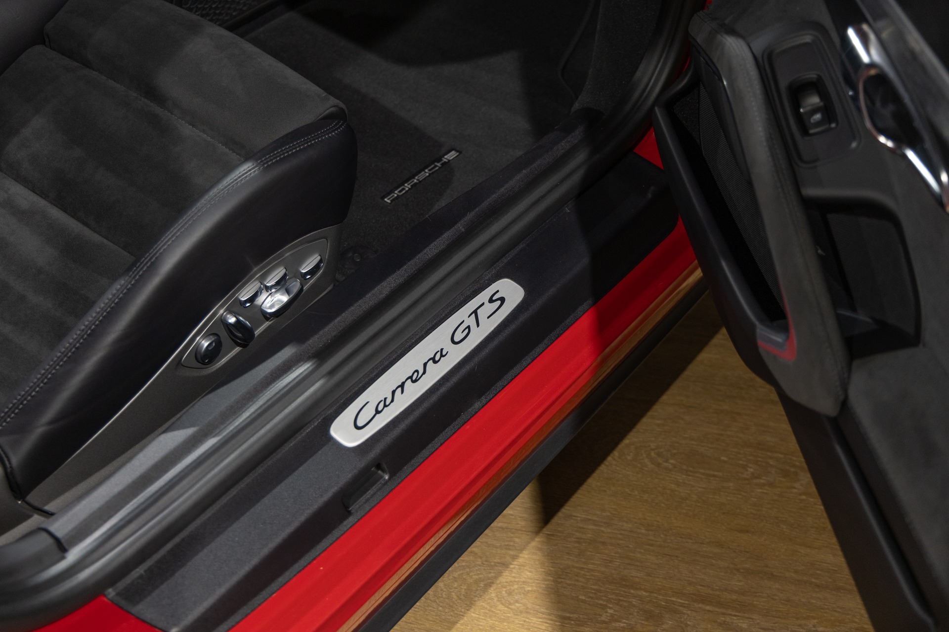 Seuil de porte avec inscription – PORSCHE – Porsche 911 991 GTS – 2015 – Rouge Carmin – 35 900 km – 430 ch – FLAT 6 Atmo – Transmission : Sequentielle – Origine Allemagne – Privaty Cars – Achat et vente de voitures de luxe d’occasion près de Niort