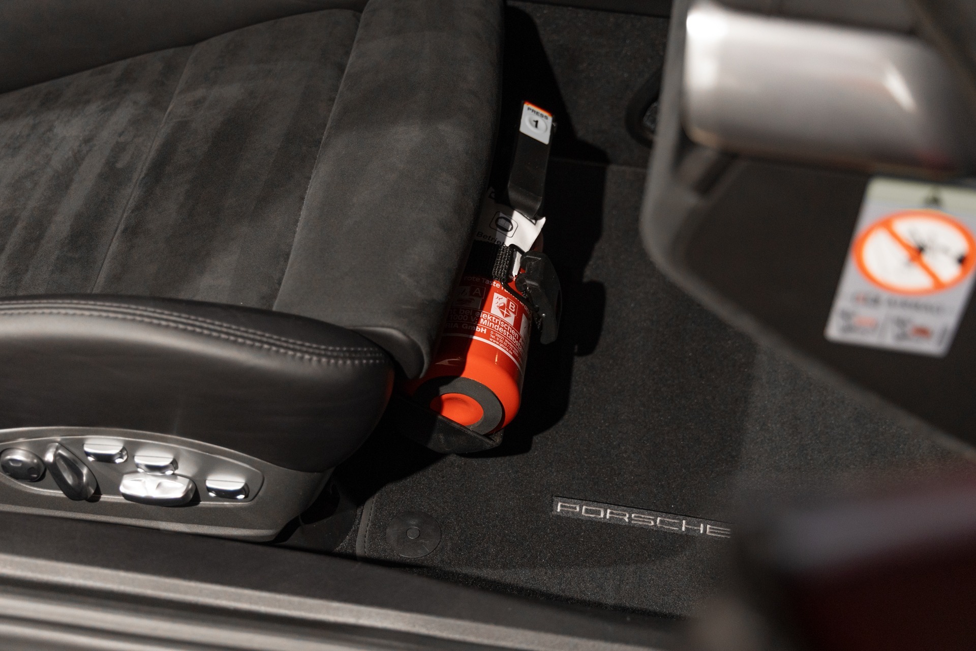 Siège en cuir avec extincteur – PORSCHE – Porsche 911 991 GTS – 2015 – Rouge Carmin – 35 900 km – 430 ch – FLAT 6 Atmo – Transmission : Sequentielle – Origine Allemagne – Privaty Cars – Commerce de voitures de sport luxe et premium en Nouvelle-Aquitaine
