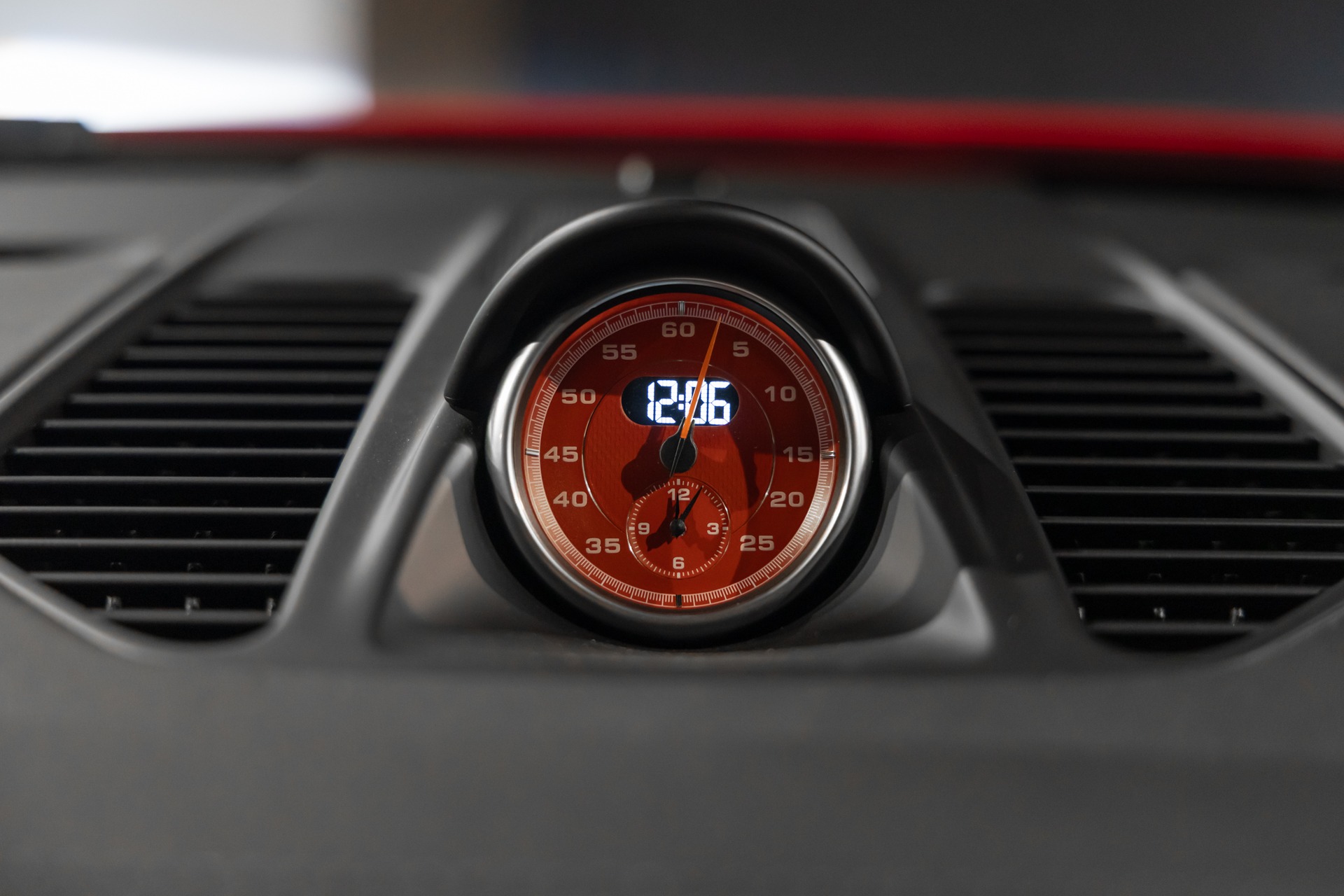 Tableau de bord – PORSCHE – Porsche 911 991 GTS – 2015 – Rouge Carmin – 35 900 km – 430 ch – FLAT 6 Atmo – Transmission : Sequentielle – Origine Allemagne – Privaty Cars – Sélection de véhicules PORSCHE disponibles proche de Nantes