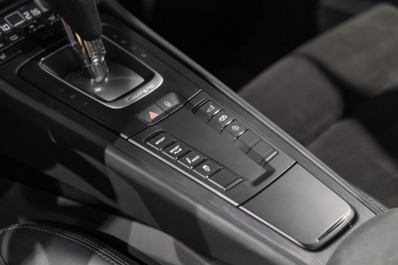 Console centrale avec commandes intégrées – PORSCHE – Porsche 911 991 GTS – 2015 – Rouge Carmin – 35 900 km – 430 ch – FLAT 6 Atmo – Transmission : Sequentielle – Origine Allemagne – Privaty Cars – Spécialiste des voitures de luxe d’occasion dans l’Ouest de la France