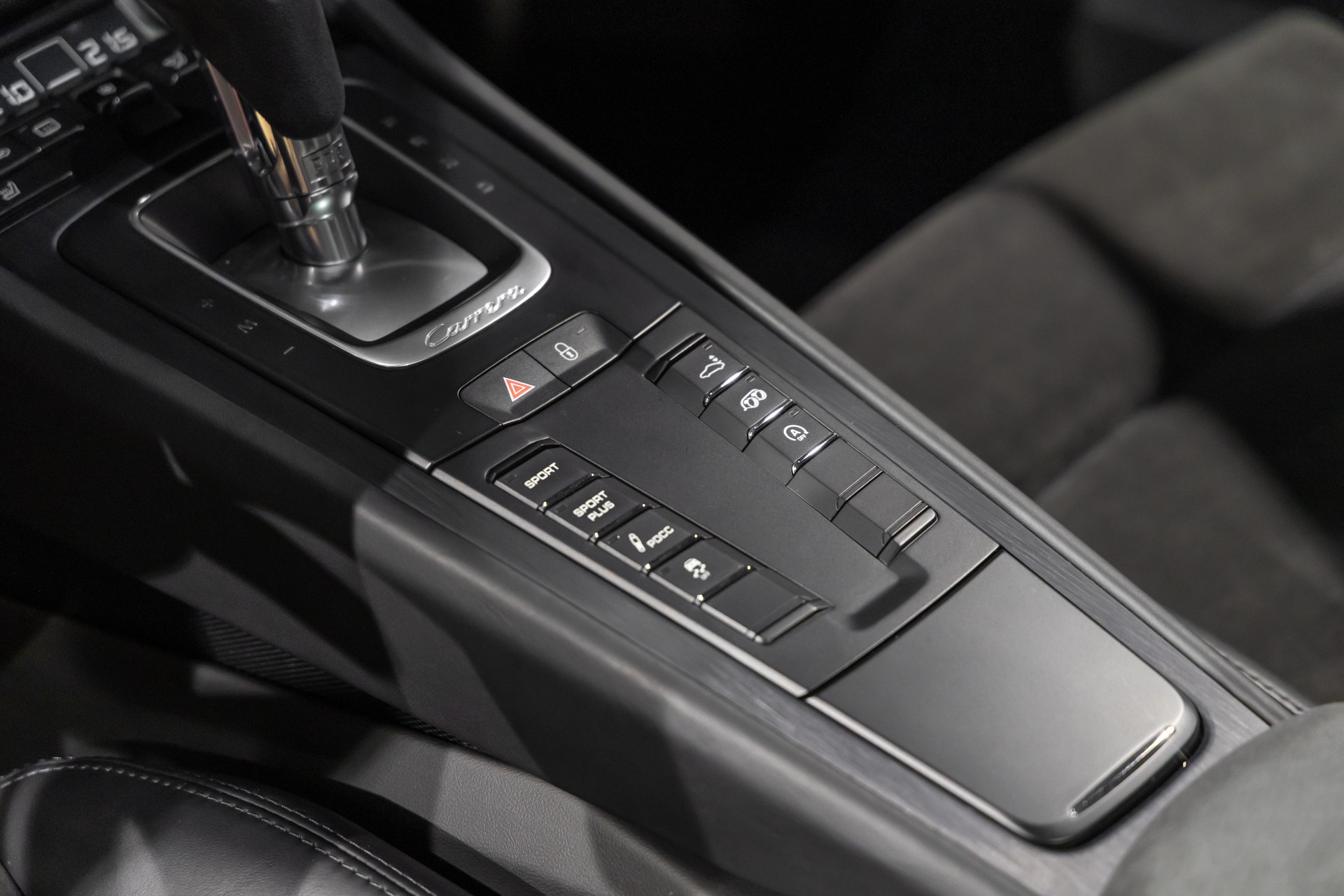 Console centrale avec commandes intégrées – PORSCHE – Porsche 911 991 GTS – 2015 – Rouge Carmin – 35 900 km – 430 ch – FLAT 6 Atmo – Transmission : Sequentielle – Origine Allemagne – Privaty Cars – Spécialiste des voitures de luxe d’occasion dans l’Ouest de la France