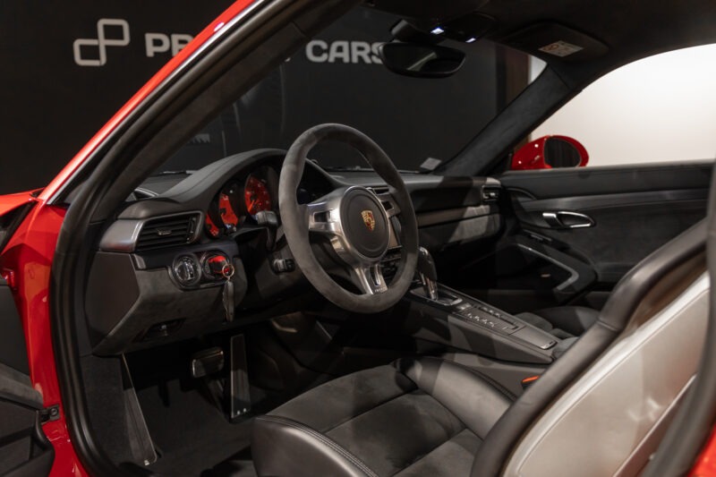 Tableau de bord – PORSCHE – Porsche 911 991 GTS – 2015 – Rouge Carmin – 35 900 km – 430 ch – FLAT 6 Atmo – Transmission : Sequentielle – Origine Allemagne – Privaty Cars – Expert des voitures de prestige d’occasion entre Bordeaux et Nantes