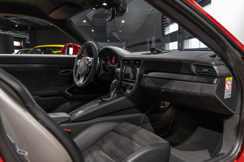 Tableau de bord – PORSCHE – Porsche 911 991 GTS – 2015 – Rouge Carmin – 35 900 km – 430 ch – FLAT 6 Atmo – Transmission : Sequentielle – Origine Allemagne – Privaty Cars – Showroom de voitures de sport haut de gamme en Charente-Maritime