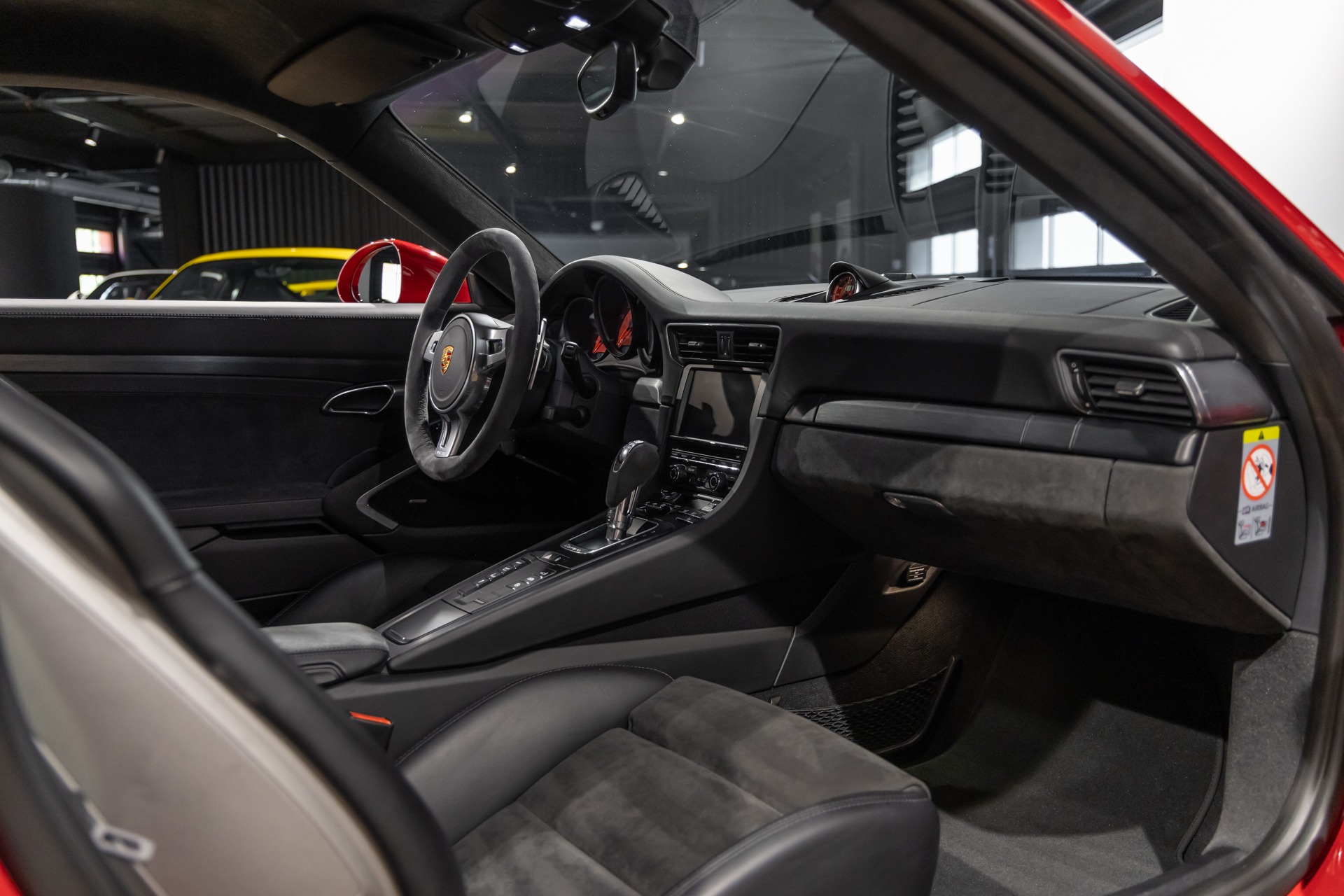 Tableau de bord – PORSCHE – Porsche 911 991 GTS – 2015 – Rouge Carmin – 35 900 km – 430 ch – FLAT 6 Atmo – Transmission : Sequentielle – Origine Allemagne – Privaty Cars – Showroom de voitures de sport haut de gamme en Charente-Maritime