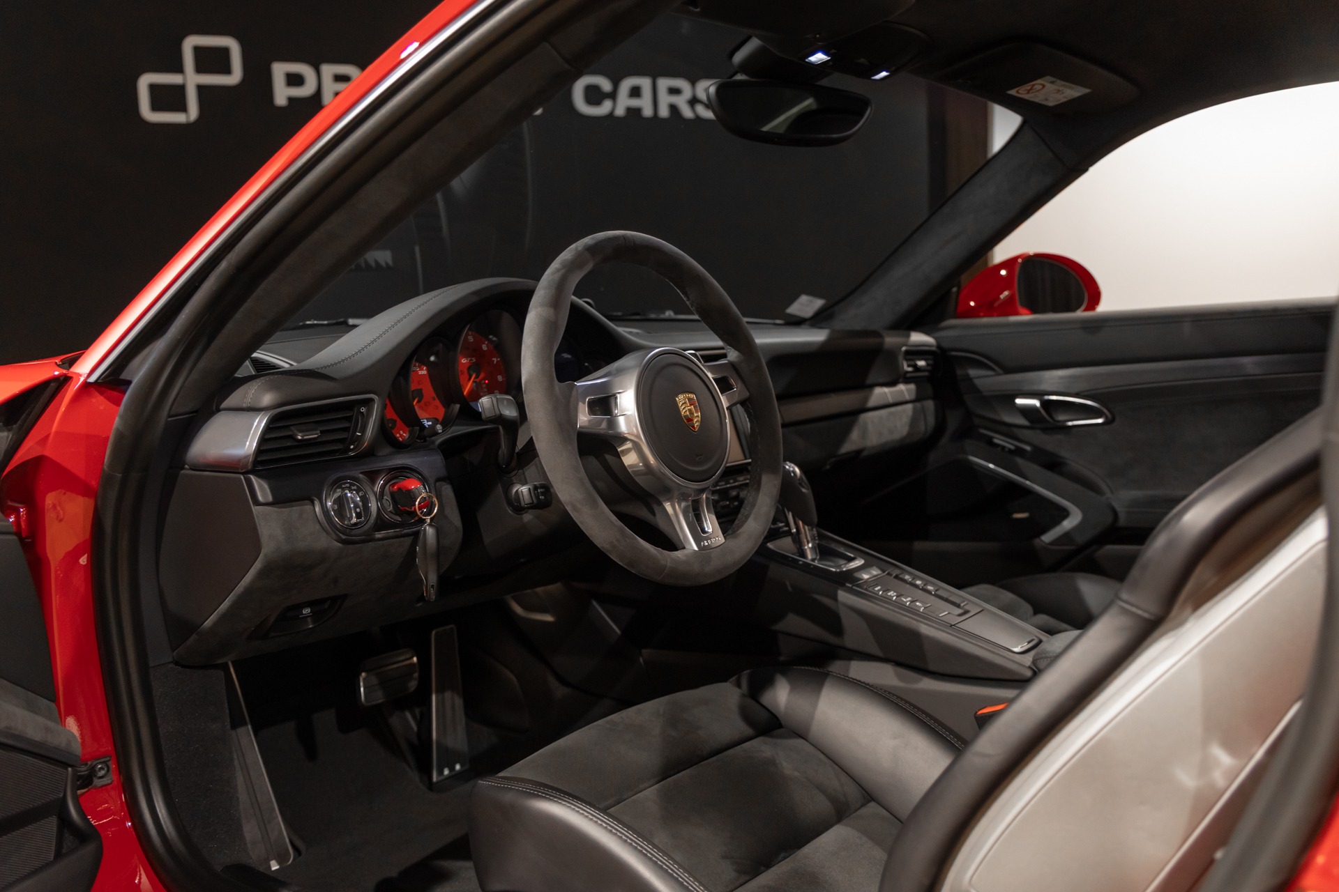 Tableau de bord – PORSCHE – Porsche 911 991 GTS – 2015 – Rouge Carmin – 35 900 km – 430 ch – FLAT 6 Atmo – Transmission : Sequentielle – Origine Allemagne – Privaty Cars – Expert des voitures de prestige d’occasion entre Bordeaux et Nantes