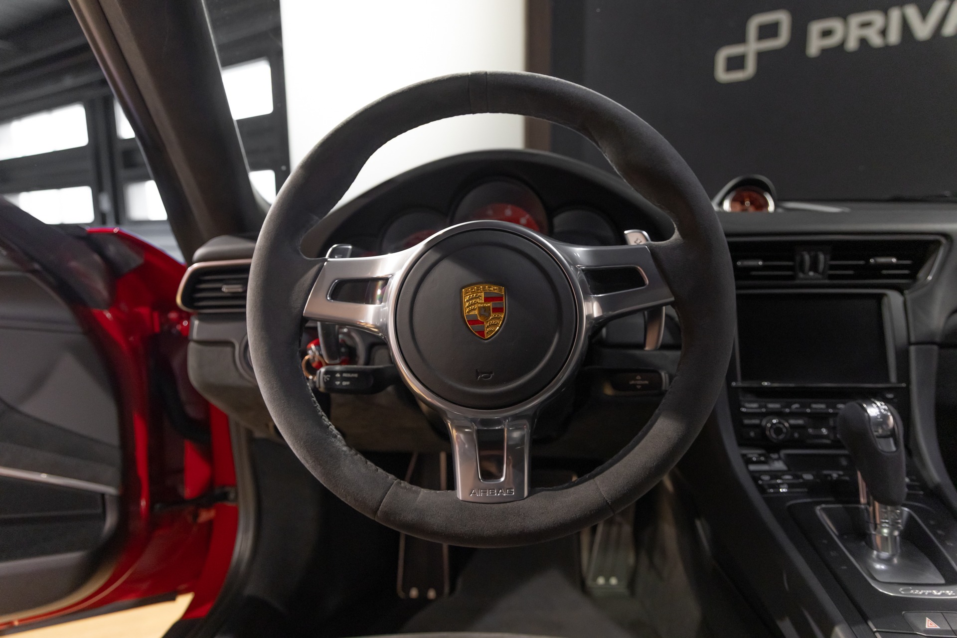 Volant – PORSCHE – Porsche 911 991 GTS – 2015 – Rouge Carmin – 35 900 km – 430 ch – FLAT 6 Atmo – Transmission : Sequentielle – Origine Allemagne – Privaty Cars – Spécialiste indépendant Porsche, Ferrari et McLaren en Nouvelle-Aquitaine