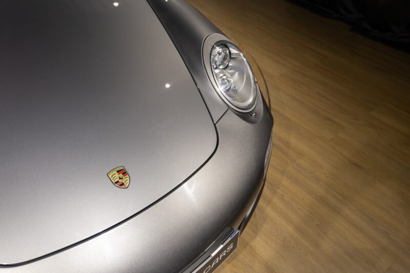 Capot avec blason distinctif – PORSCHE – 911 997 Carrera 4 – 2011 – Gris Météore – 127 000 km – 345 ch – Flat 6 atmo – Transmission : Sequentielle – Origine Pays Bas – Privaty Cars – Spécialiste des sportives d’occasion proche de Bordeaux