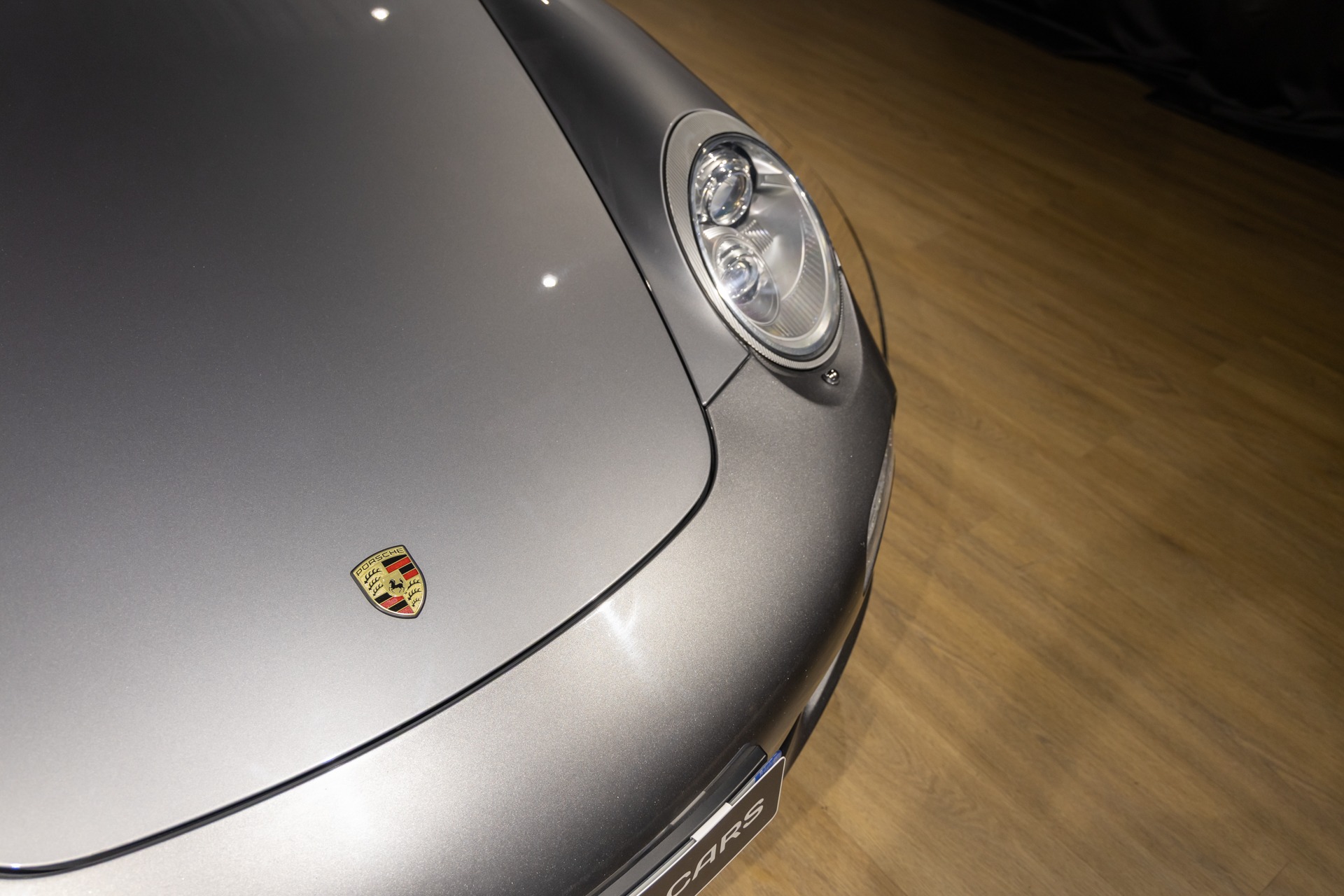 Capot avec blason distinctif – PORSCHE – 911 997 Carrera 4 – 2011 – Gris Météore – 127 000 km – 345 ch – Flat 6 atmo – Transmission : Sequentielle – Origine Pays Bas – Privaty Cars – Spécialiste des sportives d’occasion proche de Bordeaux