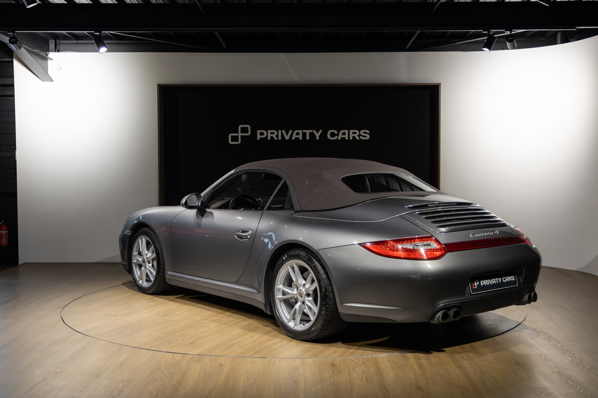Vue arrière avec toit replié – PORSCHE – 911 997 Carrera 4 – 2011 – Gris Météore – 127 000 km – 345 ch – Flat 6 atmo – Transmission : Sequentielle – Origine Pays Bas – Privaty Cars – Rachat immédiat de véhicules de prestige près de Niort
