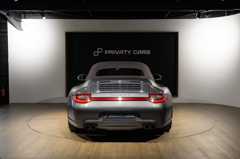 Vue arrière avec feux LED – PORSCHE – 911 997 Carrera 4 – 2011 – Gris Météore – 127 000 km – 345 ch – Flat 6 atmo – Transmission : Sequentielle – Origine Pays Bas – Privaty Cars – Spécialiste des voitures de luxe d’occasion près de Poitiers