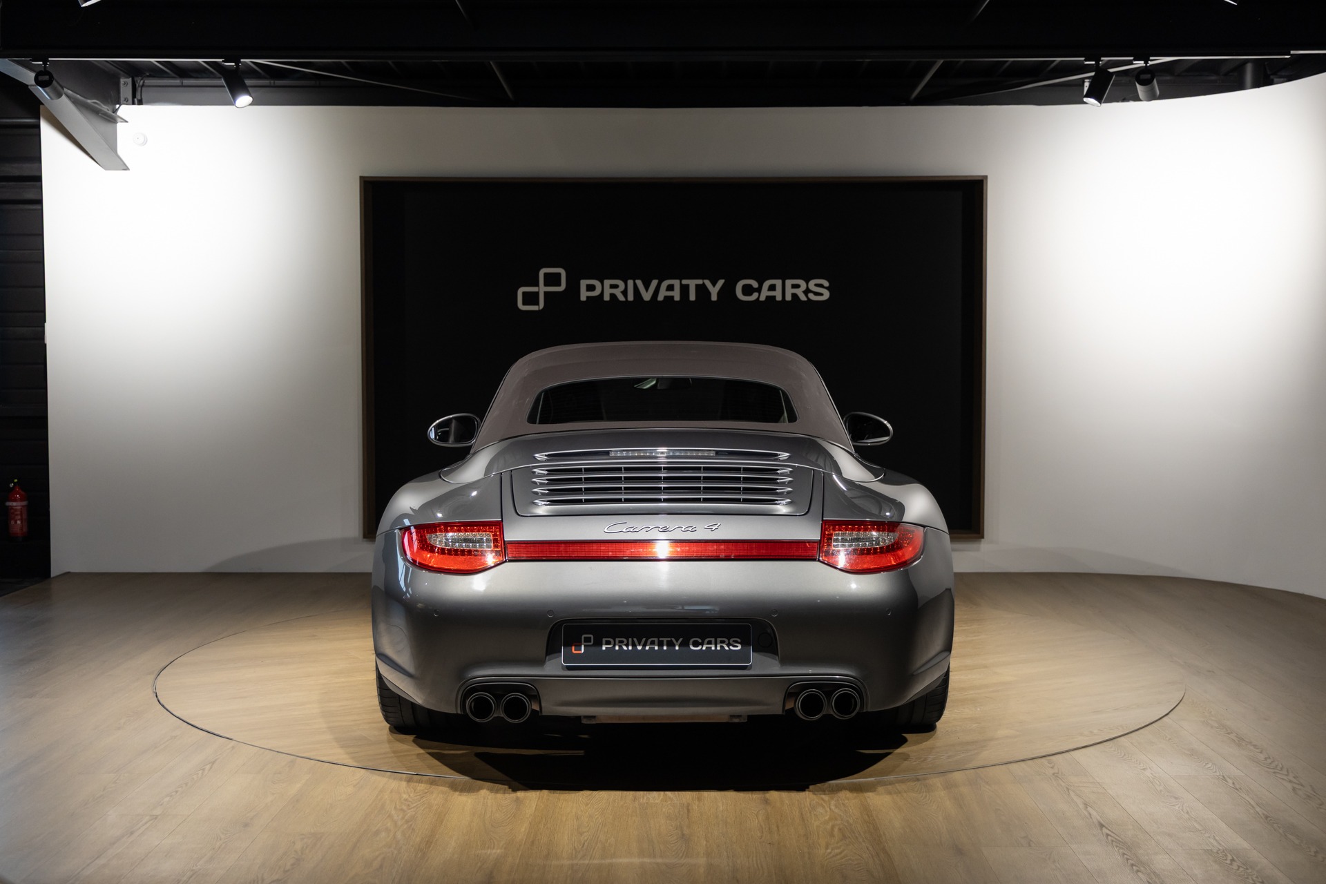 Vue arrière avec feux LED – PORSCHE – 911 997 Carrera 4 – 2011 – Gris Météore – 127 000 km – 345 ch – Flat 6 atmo – Transmission : Sequentielle – Origine Pays Bas – Privaty Cars – Spécialiste des voitures de luxe d’occasion près de Poitiers