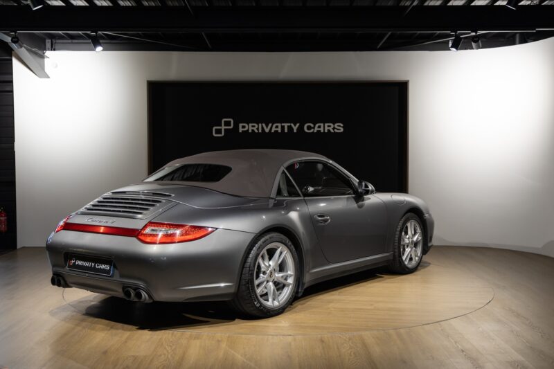 Vue arrière avec capote repliée – PORSCHE – 911 997 Carrera 4 – 2011 – Gris Météore – 127 000 km – 345 ch – Flat 6 atmo – Transmission : Sequentielle – Origine Pays Bas – Privaty Cars – Rachat immédiat de véhicules de prestige en Charente-Maritime