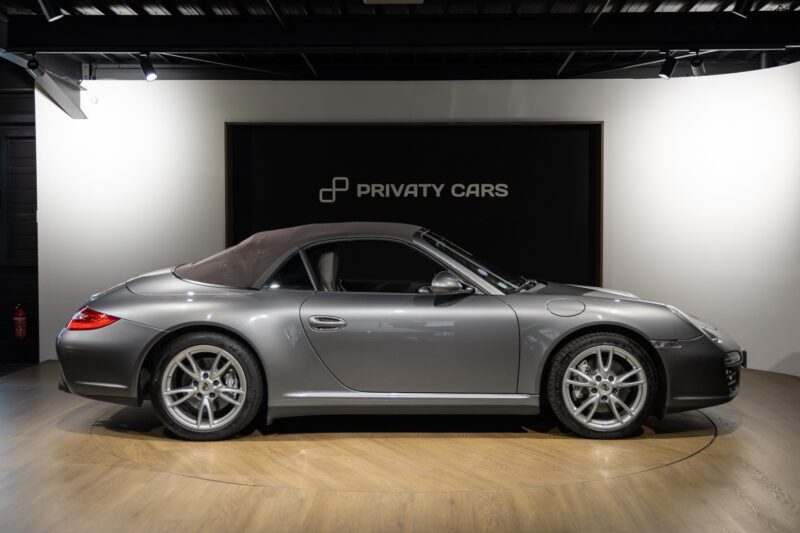 Vue latérale avec toit replié – PORSCHE – 911 997 Carrera 4 – 2011 – Gris Météore – 127 000 km – 345 ch – Flat 6 atmo – Transmission : Sequentielle – Origine Pays Bas – Privaty Cars – Vente de voitures de prestige d’occasion à 2 heures de Paris en TGV