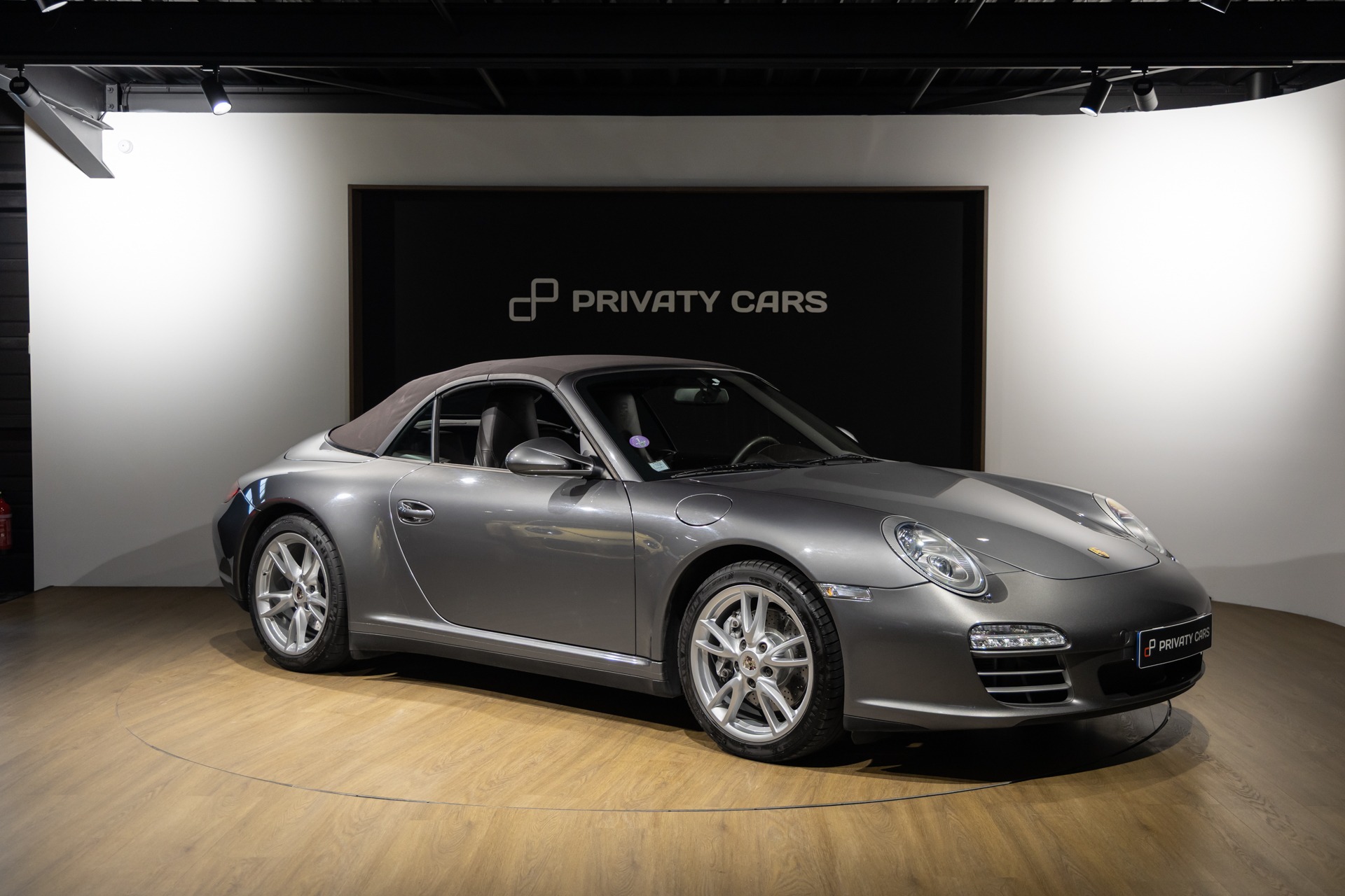 Vue latérale avec toit replié – PORSCHE – 911 997 Carrera 4 – 2011 – Gris Météore – 127 000 km – 345 ch – Flat 6 atmo – Transmission : Sequentielle – Origine Pays Bas – Privaty Cars – Rachat immédiat de véhicules de prestige entre Bordeaux et Nantes