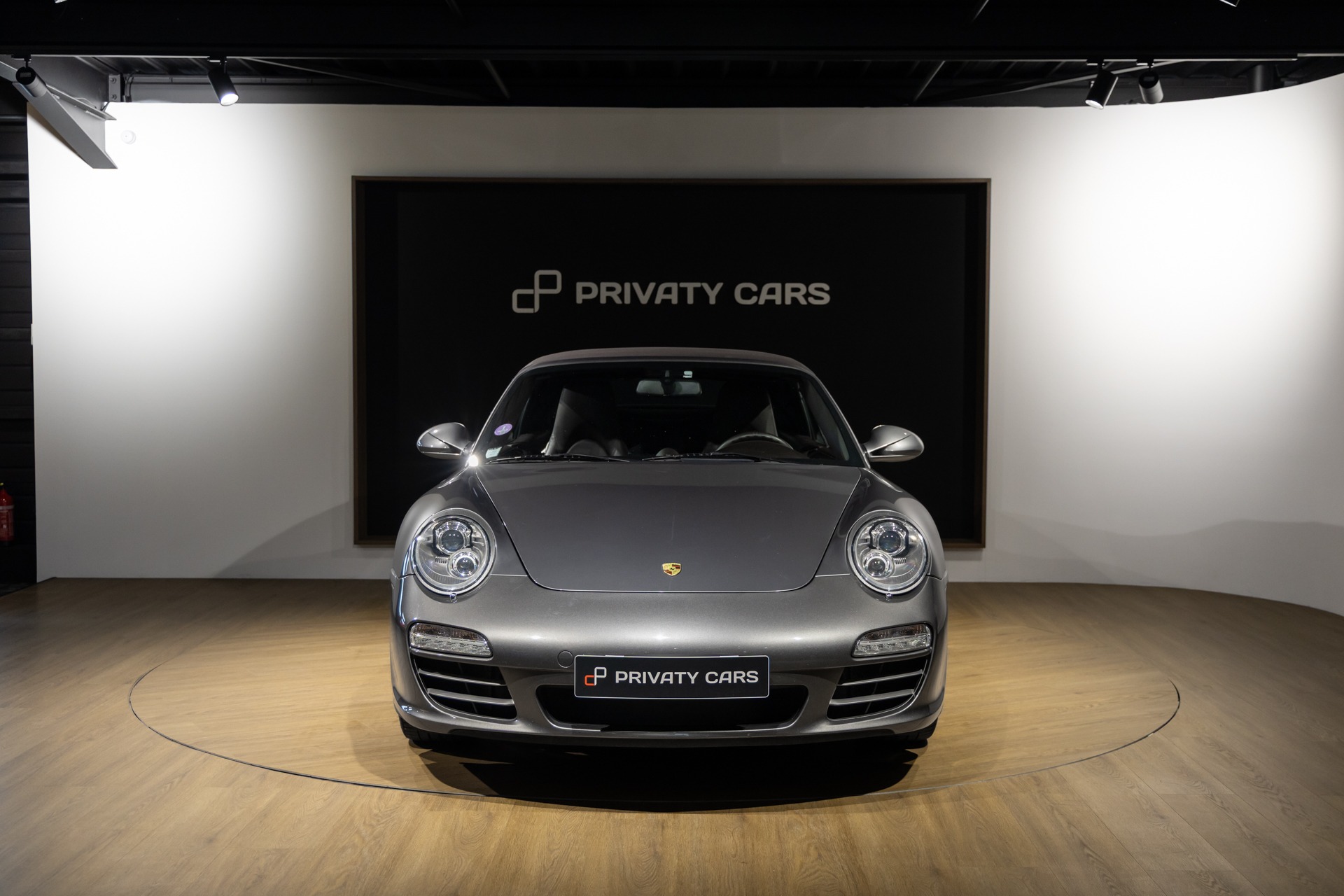 Vue avant avec phares ronds – PORSCHE – 911 997 Carrera 4 – 2011 – Gris Météore – 127 000 km – 345 ch – Flat 6 atmo – Transmission : Sequentielle – Origine Pays Bas – Privaty Cars – Dépôt-vente de voitures de sport et véhicules d’exception près de Niort