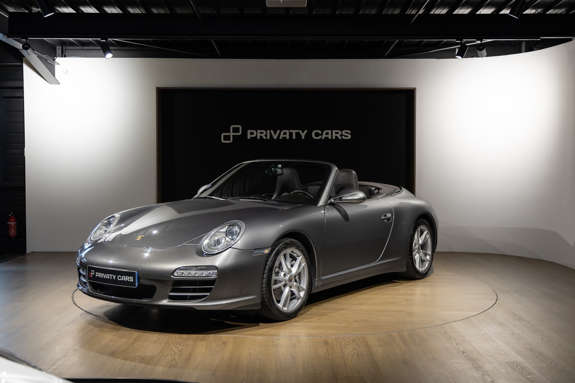 Vue avant avec phares ronds – PORSCHE – 911 997 Carrera 4 – 2011 – Gris Météore – 127 000 km – 345 ch – Flat 6 atmo – Transmission : Sequentielle – Origine Pays Bas – Privaty Cars – Spécialiste des supercars d’occasion en Nouvelle-Aquitaine