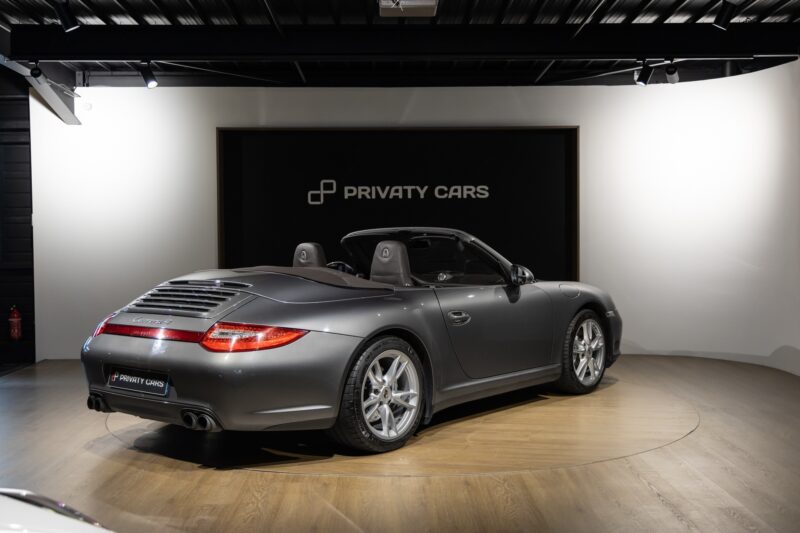 Vue arrière avec capote repliée – PORSCHE – 911 997 Carrera 4 – 2011 – Gris Météore – 127 000 km – 345 ch – Flat 6 atmo – Transmission : Sequentielle – Origine Pays Bas – Privaty Cars – Vente de supercars d’occasion entre Bordeaux et Nantes