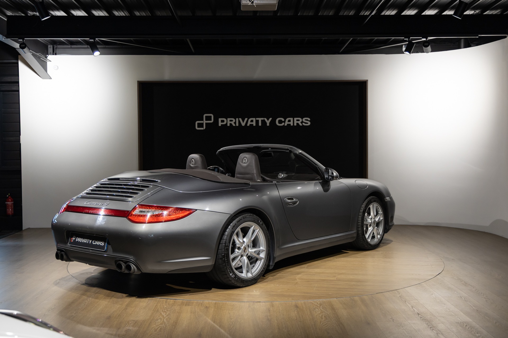 Vue arrière avec capote repliée – PORSCHE – 911 997 Carrera 4 – 2011 – Gris Météore – 127 000 km – 345 ch – Flat 6 atmo – Transmission : Sequentielle – Origine Pays Bas – Privaty Cars – Vente de supercars d’occasion entre Bordeaux et Nantes