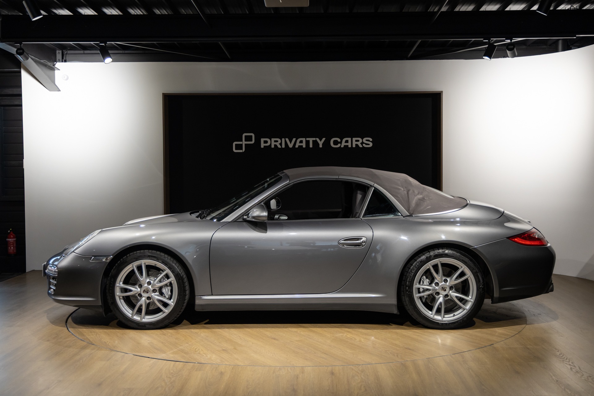 Vue latérale avec toit replié – PORSCHE – 911 997 Carrera 4 – 2011 – Gris Météore – 127 000 km – 345 ch – Flat 6 atmo – Transmission : Sequentielle – Origine Pays Bas – Privaty Cars – Courtage automobile PORSCHE dans l’Ouest de la France