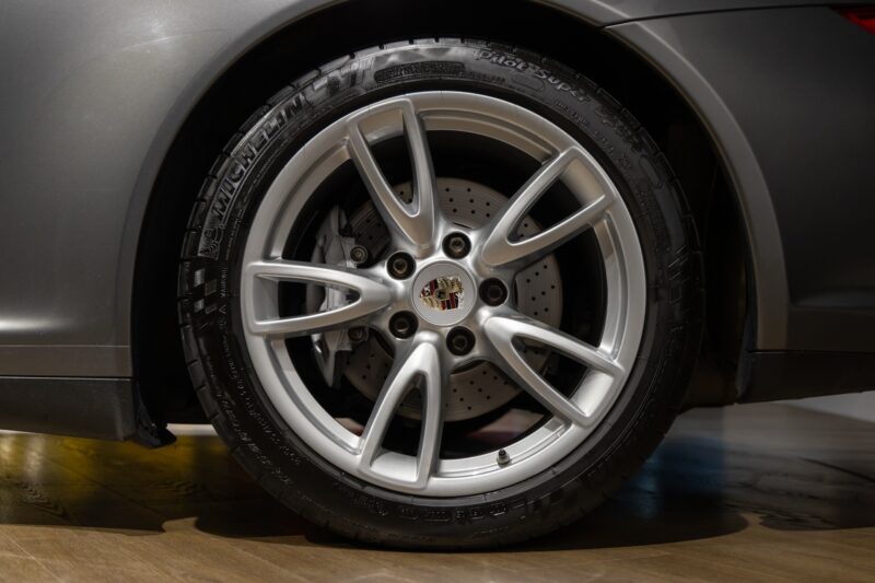 Jantes – PORSCHE – 911 997 Carrera 4 – 2011 – Gris Météore – 127 000 km – 345 ch – Flat 6 atmo – Transmission : Sequentielle – Origine Pays Bas – Privaty Cars – Expert des voitures de prestige d’occasion dans l’Ouest de la France