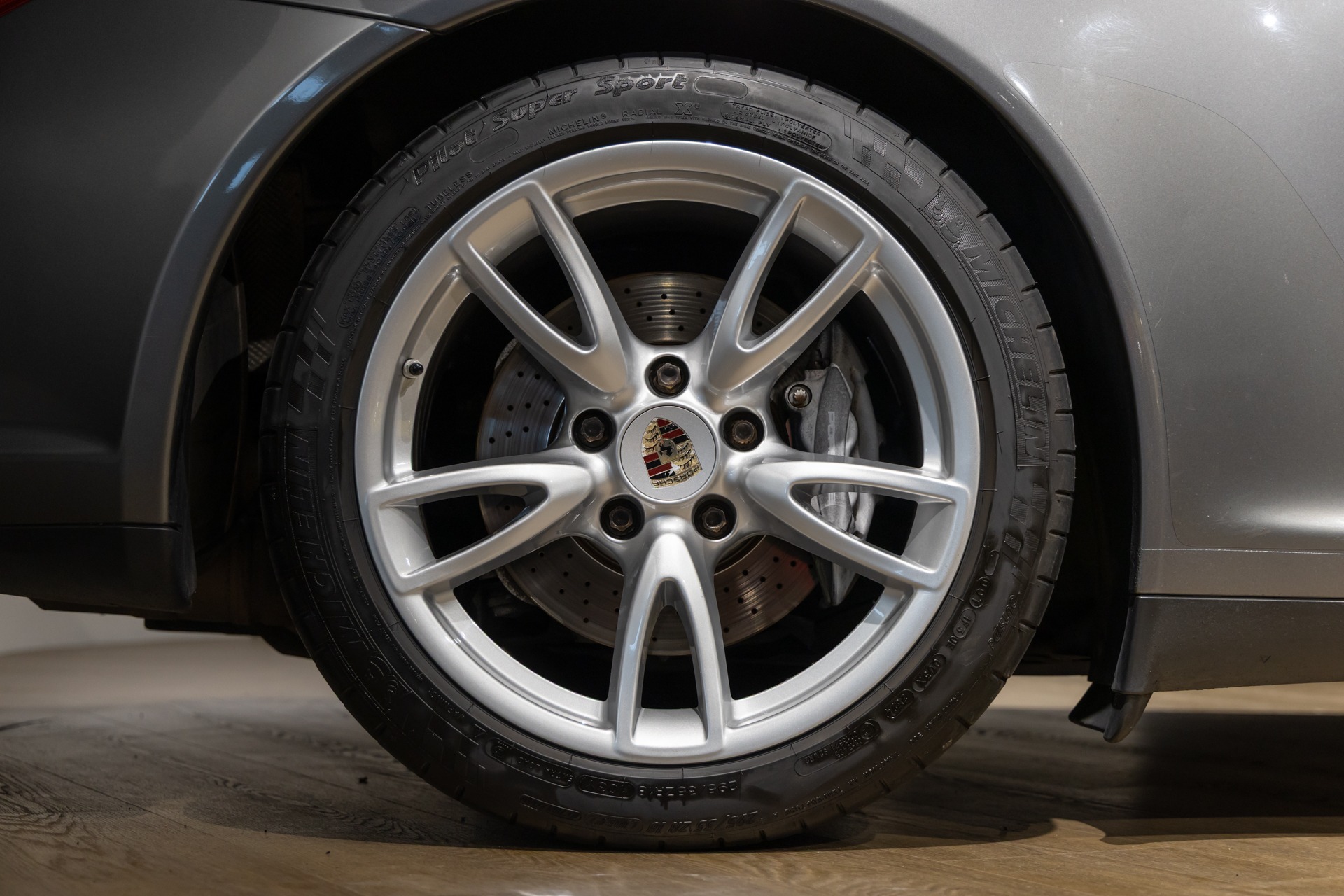 Jantes – PORSCHE – 911 997 Carrera 4 – 2011 – Gris Météore – 127 000 km – 345 ch – Flat 6 atmo – Transmission : Sequentielle – Origine Pays Bas – Privaty Cars – Spécialiste des sportives d’occasion entre Bordeaux et Nantes