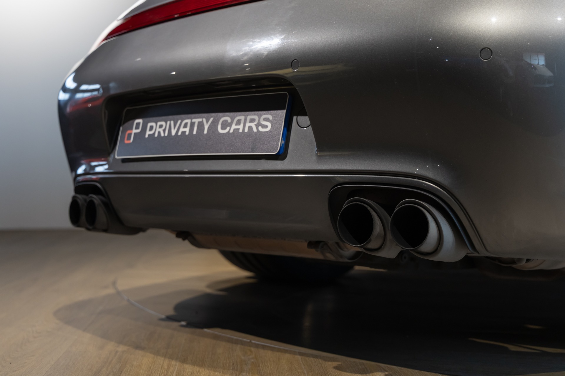Échappement à double sortie ronde – PORSCHE – 911 997 Carrera 4 – 2011 – Gris Météore – 127 000 km – 345 ch – Flat 6 atmo – Transmission : Sequentielle – Origine Pays Bas – Privaty Cars – Importation de véhicules de prestige et sportifs proche de Nantes