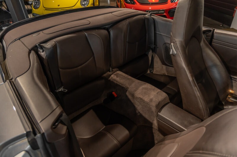 Sièges arrière en cuir – PORSCHE – 911 997 Carrera 4 – 2011 – Gris Météore – 127 000 km – 345 ch – Flat 6 atmo – Transmission : Sequentielle – Origine Pays Bas – Privaty Cars – Achat et vente de voitures de luxe d’occasion entre Bordeaux et Nantes