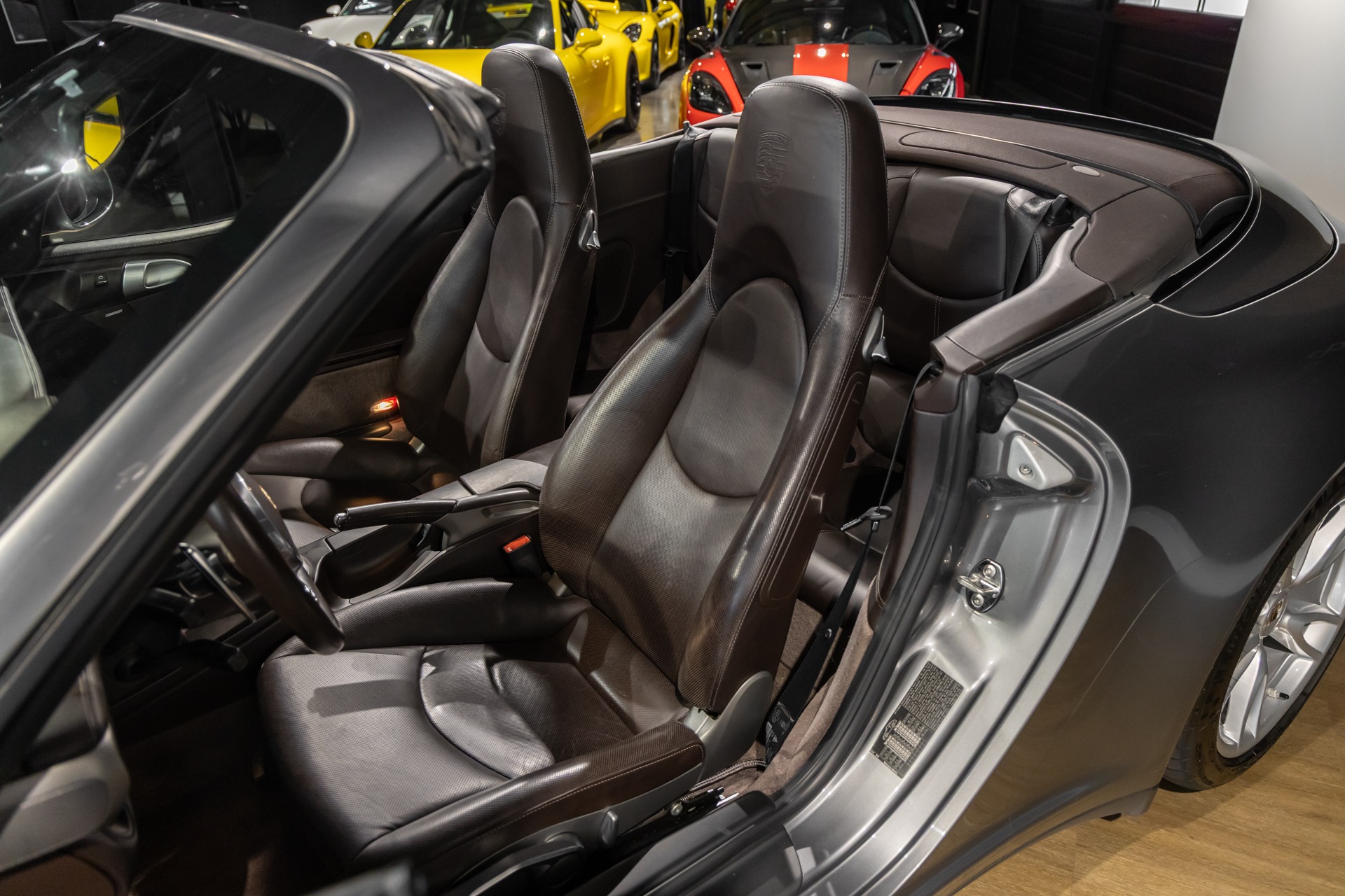 Sièges – PORSCHE – 911 997 Carrera 4 – 2011 – Gris Météore – 127 000 km – 345 ch – Flat 6 atmo – Transmission : Sequentielle – Origine Pays Bas – Privaty Cars – Rachat cash de voitures PORSCHE proche de Nantes