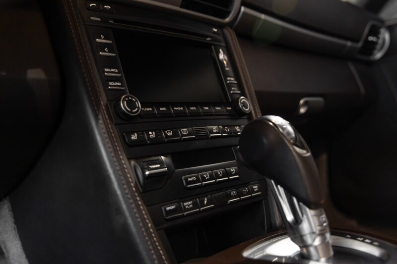 Console centrale avec écran tactile – PORSCHE – 911 997 Carrera 4 – 2011 – Gris Météore – 127 000 km – 345 ch – Flat 6 atmo – Transmission : Sequentielle – Origine Pays Bas – Privaty Cars – Sélection de véhicules PORSCHE disponibles en Charente-Maritime