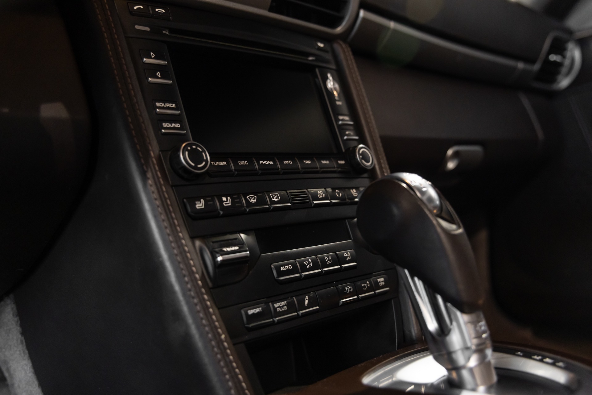 Console centrale avec écran tactile – PORSCHE – 911 997 Carrera 4 – 2011 – Gris Météore – 127 000 km – 345 ch – Flat 6 atmo – Transmission : Sequentielle – Origine Pays Bas – Privaty Cars – Sélection de véhicules PORSCHE disponibles en Charente-Maritime