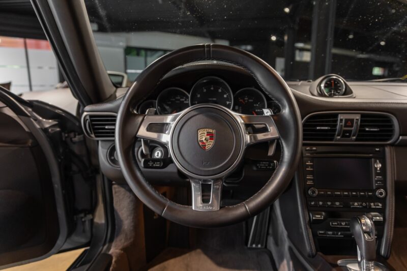 Volant – PORSCHE – 911 997 Carrera 4 – 2011 – Gris Météore – 127 000 km – 345 ch – Flat 6 atmo – Transmission : Sequentielle – Origine Pays Bas – Privaty Cars – Achat et vente de voitures de sport d’occasion dans l’Ouest de la France