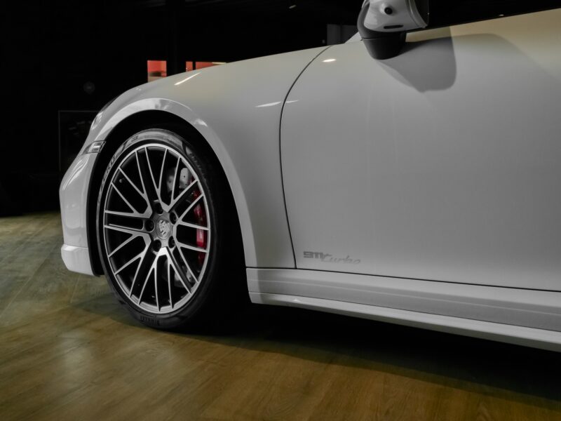 Carrosserie – PORSCHE – 992 Turbo Cabriolet – 2020 – Blanc Carrara Métalissée – 22 900 km – 580 ch – Flat 6 bi-turbo – Transmission : Séquentielle – Origine Allemagne  – Privaty Cars – Dépôt-vente de véhicules PORSCHE en Charente-Maritime