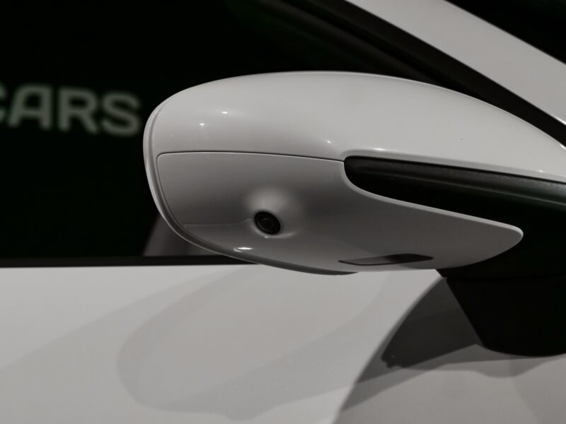 Rétroviseur avec caméra intégrée – PORSCHE – 992 Turbo Cabriolet – 2020 – Blanc Carrara Métalissée – 22 900 km – 580 ch – Flat 6 bi-turbo – Transmission : Séquentielle – Origine Allemagne  – Privaty Cars – Conciergerie automobile pour véhicules de sport proche de Nantes