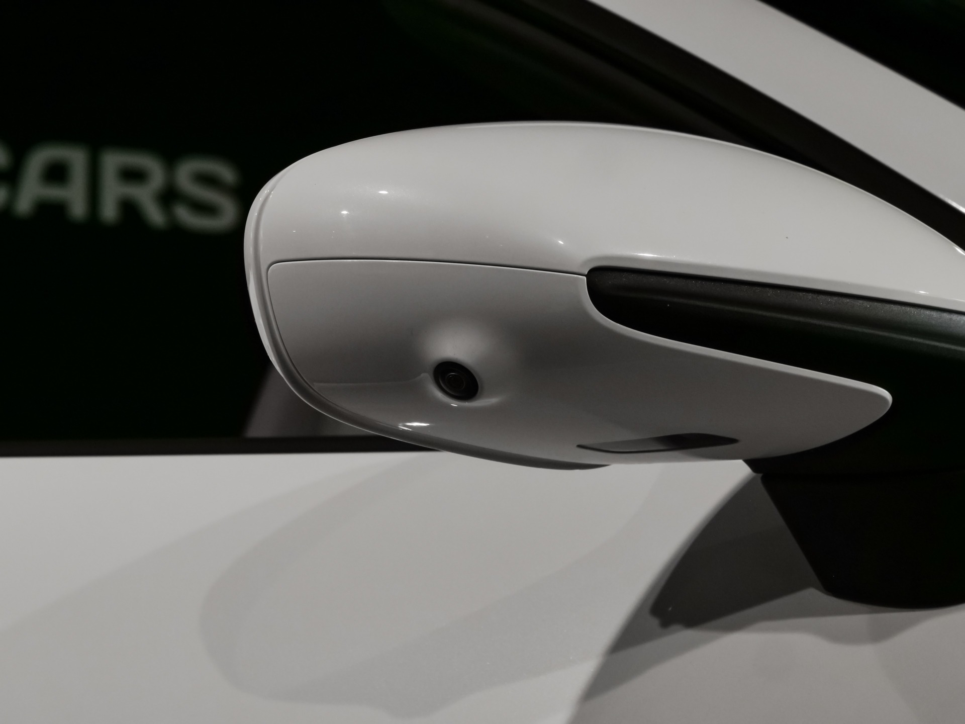 Rétroviseur avec caméra intégrée – PORSCHE – 992 Turbo Cabriolet – 2020 – Blanc Carrara Métalissée – 22 900 km – 580 ch – Flat 6 bi-turbo – Transmission : Séquentielle – Origine Allemagne  – Privaty Cars – Conciergerie automobile pour véhicules de sport proche de Nantes