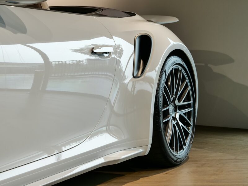 Carrosserie – PORSCHE – 992 Turbo Cabriolet – 2020 – Blanc Carrara Métalissée – 22 900 km – 580 ch – Flat 6 bi-turbo – Transmission : Séquentielle – Origine Allemagne  – Privaty Cars – Spécialiste PORSCHE d’occasion près de Poitiers