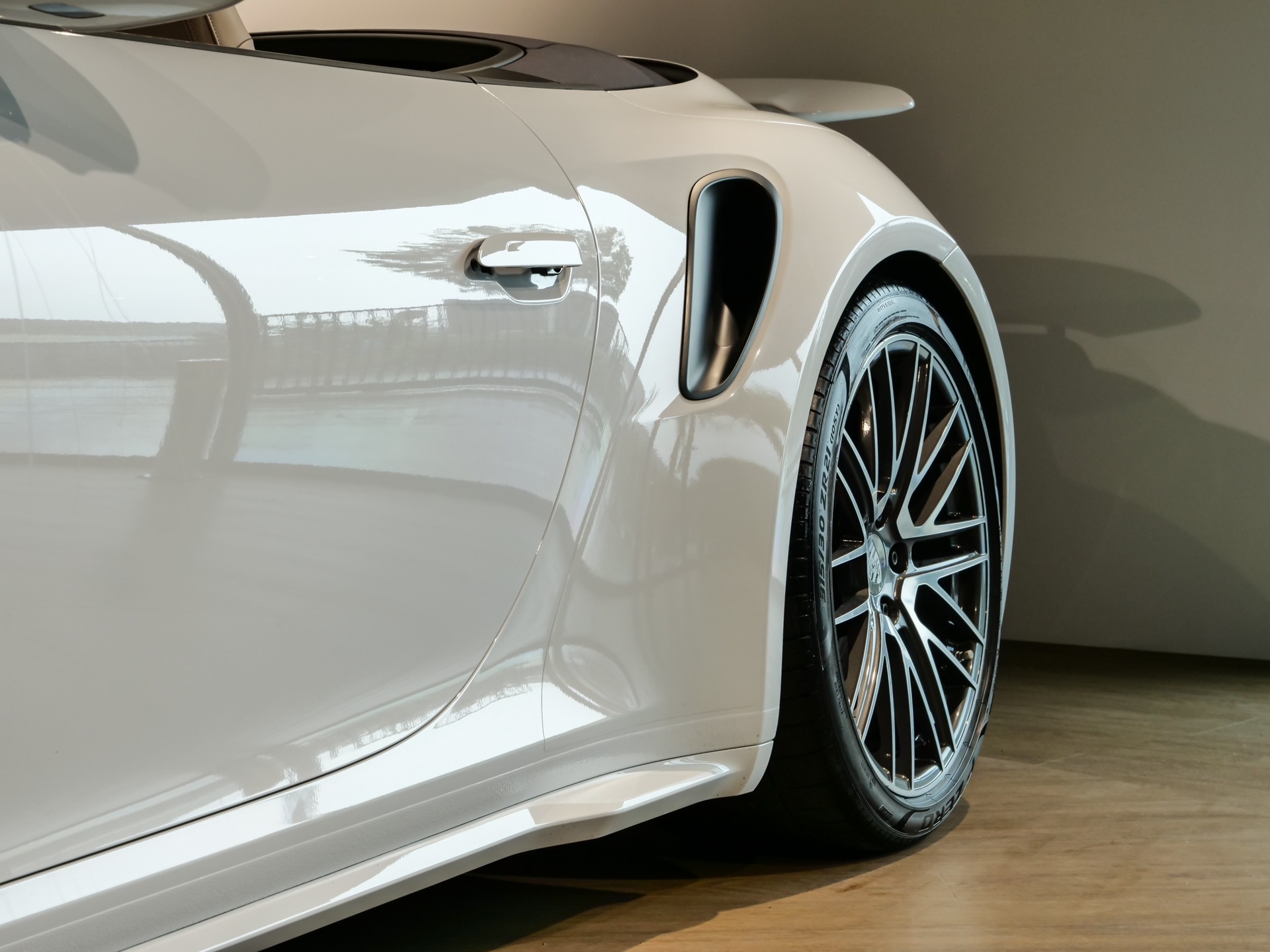 Carrosserie – PORSCHE – 992 Turbo Cabriolet – 2020 – Blanc Carrara Métalissée – 22 900 km – 580 ch – Flat 6 bi-turbo – Transmission : Séquentielle – Origine Allemagne  – Privaty Cars – Spécialiste PORSCHE d’occasion près de Poitiers
