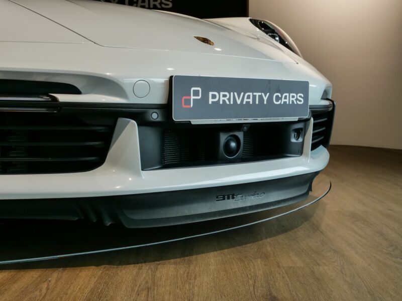 Pares de phares avec grille d'aération – PORSCHE – 992 Turbo Cabriolet – 2020 – Blanc Carrara Métalissée – 22 900 km – 580 ch – Flat 6 bi-turbo – Transmission : Séquentielle – Origine Allemagne  – Privaty Cars – Reprise de voitures de sport et collection en Charente-Maritime