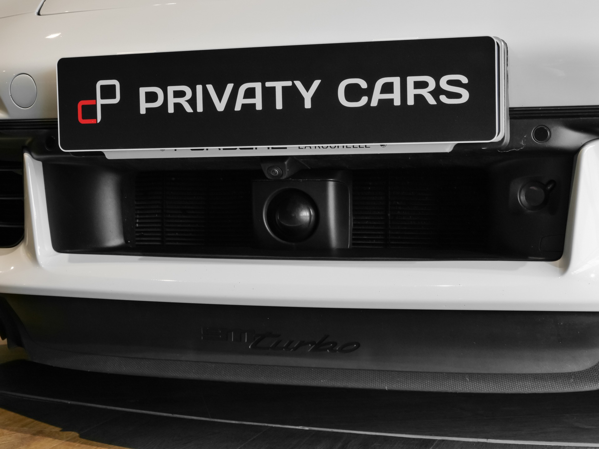 Grille avant avec capteur intégré – PORSCHE – 992 Turbo Cabriolet – 2020 – Blanc Carrara Métalissée – 22 900 km – 580 ch – Flat 6 bi-turbo – Transmission : Séquentielle – Origine Allemagne  – Privaty Cars – Dépôt-vente de véhicules PORSCHE proche de Nantes